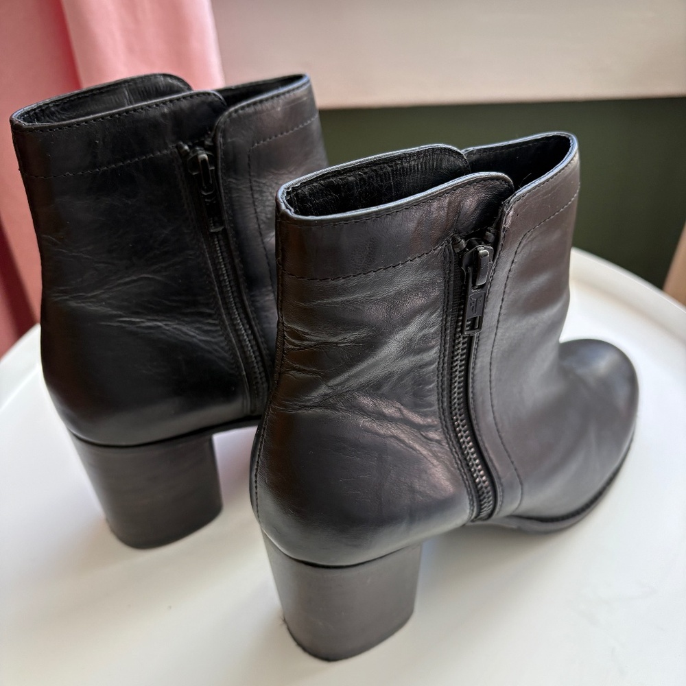 Like NEW Frye Addie Double Zip Boot